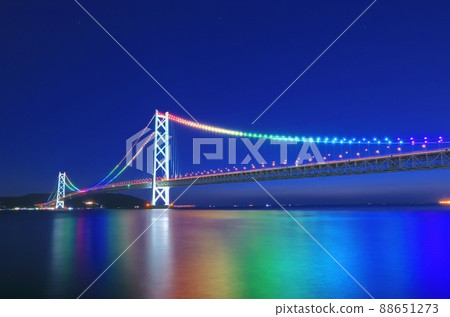 彩虹色照亮的明石海峽大橋夜景 彩虹色照亮的明石海峽大橋夜景 88651273
