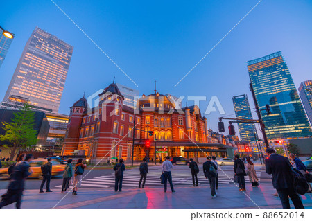 日本東京城市景觀 Aka-renga 東京站大樓、商人和辦公室女士回家。電暈仍在... = 4月12日 日本東京城市景觀 Aka-renga 東京站大樓、商人和辦公室女士回家。電暈仍在... = 4月12日 88652014