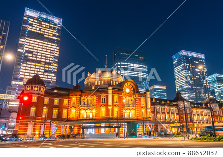 Tokyo cityscape of Japan Aka-renga station building of Tokyo station, businessmen and office ladies returning home. Corona is still ... = April 12 88652032