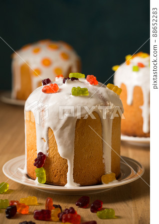 Easter cakes with jelly sweets for children, close-up Easter cakes with jelly sweets for children, close-up 88652283