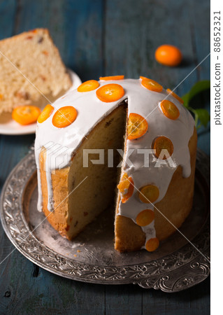 Cut into pieces Easter cake Cut into pieces Easter cake 88652321