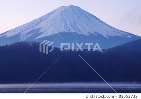 清晨從河口湖看到的冬天的富士山 88652732