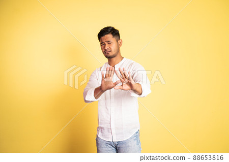 asian young man rejecting offer with both palms 88653816