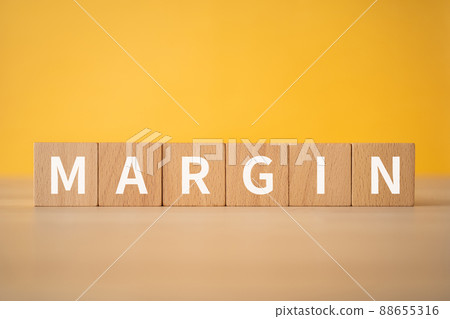 邊距圖片 | 上面寫有“MARGIN”的積木 88655316