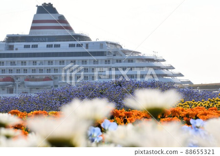 Luxury liner decorated with flowers 88655321