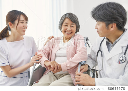 坐在輪椅上的高級婦女和醫護人員 坐在輪椅上的高級婦女和醫護人員 88655678