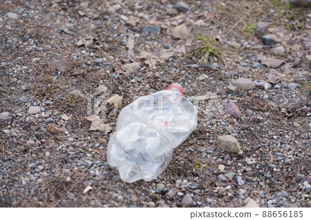 雪融化後傾倒在路邊的塑料垃圾 88656185