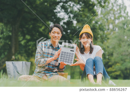 couple, calculator, heterosexual couple 88656267