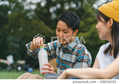 date, heterosexual couple, picnic 88656282