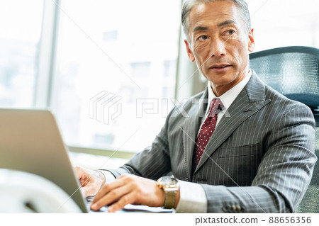 Businessman senior man 88656356