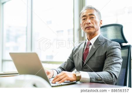 Businessman senior man 88656357