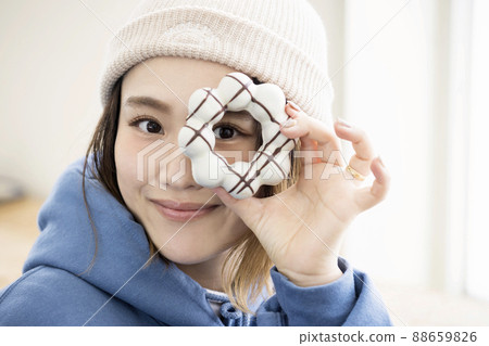 滑雪板女孩在咖啡館吃甜甜圈的下午茶時間 88659826