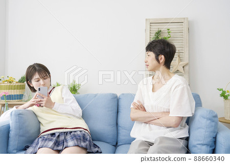 一位母親責罵一個高中女生的女兒 88660340