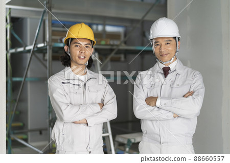 建築工地工人和工地主管的形像畫像 88660557