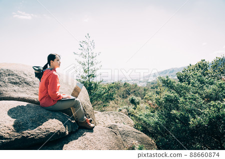 在山上用電腦的女人 88660874