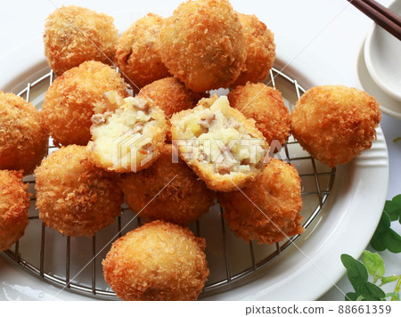 新鮮油炸圓形可樂餅 新鮮油炸圓形可樂餅 88661359