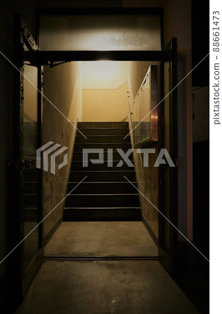 舊住宅區昏暗的樓梯 88661473