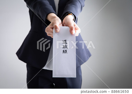 提交辭職信的女性退休 提交辭職信的女性退休 88661650