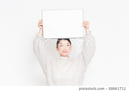 Woman holding a large sketchbook 88661712