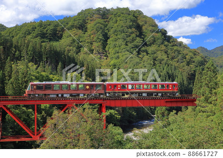 “秋田繩紋”和“Laugh EMI”穿越小俁川大橋 88661727