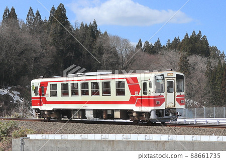 穿過秋田高速公路的秋田內陸鐵路AN-8804 穿過秋田高速公路的秋田內陸鐵路AN-8804 88661735