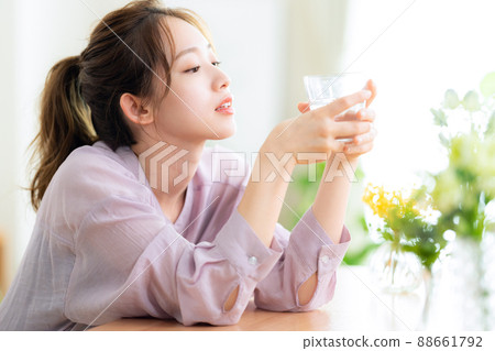 女性補水美容護膚生活生活方式新常態 88661792