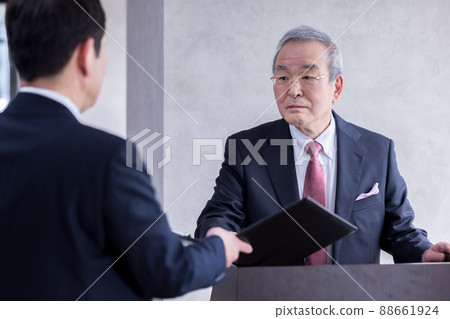 高級男子在商務演講前與下屬會面 88661924