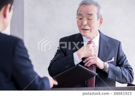 高級男子在商務演講前與下屬會面 88661925