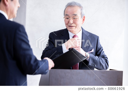 高級男子在商務演講前與下屬會面 88661926