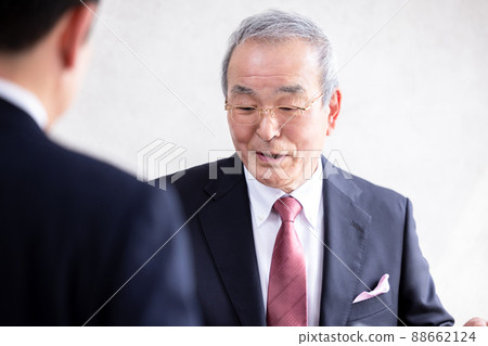 高級男子在商務演講前與下屬會面 高級男子在商務演講前與下屬會面 88662124