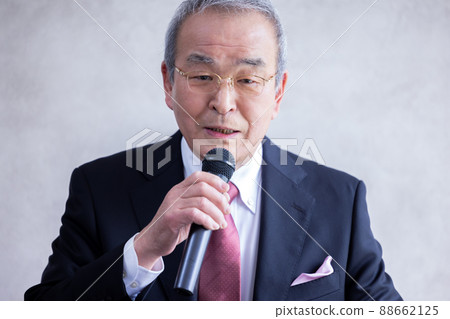 老人用商務麥克風發表演講 老人用商務麥克風發表演講 88662125