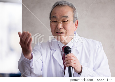 老人用商務麥克風發表演講 老人用商務麥克風發表演講 88662128