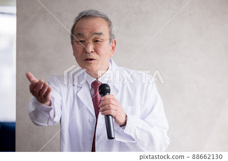 老人用商務麥克風發表演講 88662130