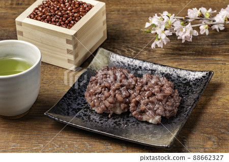 黑盤上的粒粒豆沙,背面有木紋,綠茶,盒裝紅豆和櫻花 黑盤上的粒粒豆沙,背面有木紋,綠茶,盒裝紅豆和櫻花 88662327