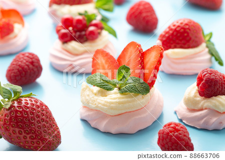 Pavlova meringue cake with fresh berries  88663706
