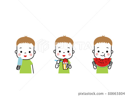 男孩們吃冷夏食品冰淇淋、刨冰和西瓜 88663804