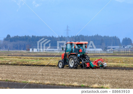 Ridge coating of rice fields, black coating, tractor, preparation for rice planting, agricultural work Ridge coating of rice fields, black coating, tractor, preparation for rice planting, agricultural work 88663910