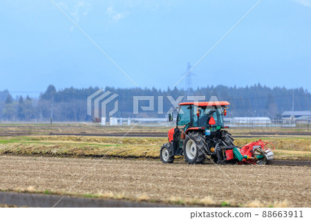 Ridge coating of rice fields, black coating, tractor, preparation for rice planting, agricultural work 88663911