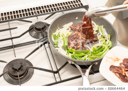 Cooking scene of frying rib meat and vegetables 88664464