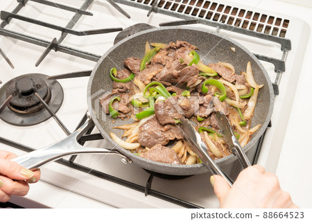 煎排骨肉和蔬菜的烹飪場景 88664523