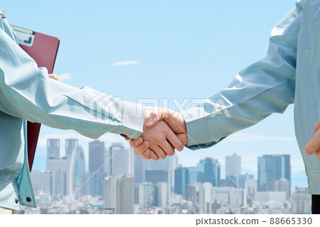 建築工人在城市背景下握手 88665330