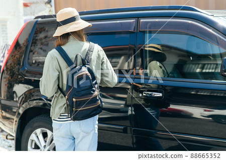 Ride, a woman who gets into a car Ride, a woman who gets into a car 88665352