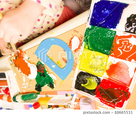 A girl who colors paper clay with paint A girl who colors paper clay with paint 88665531