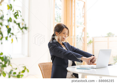 Business women in their 30s 88666285