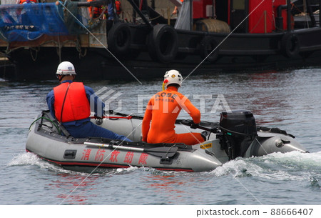 須磨海灘（神戶市）、神戶市消防局船隻和救援人員的救援培訓 88666407