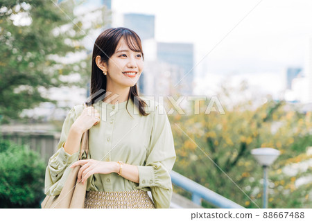  Casual business woman 88667488