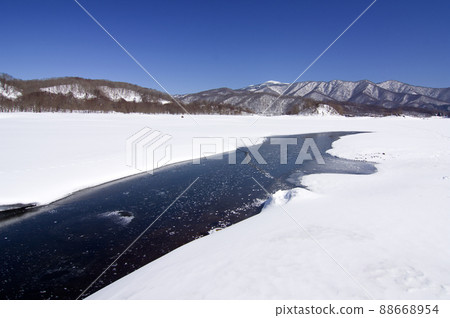 冰凍的里磐梯,檜原湖。解凍開始,蔚藍的湖面宛如雪原中的河流,與雪原的對比美輪美奐。 冰凍的里磐梯,檜原湖。解凍開始,蔚藍的湖面宛如雪原中的河流,與雪原的對比美輪美奐。 88668954