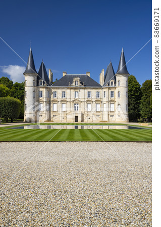 Chateau Pichon Longueville Baron, Medoc, France 88669171