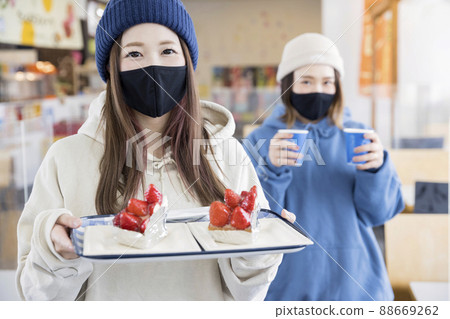 Snowboard girls who carry sweets by themselves Tea time 88669262