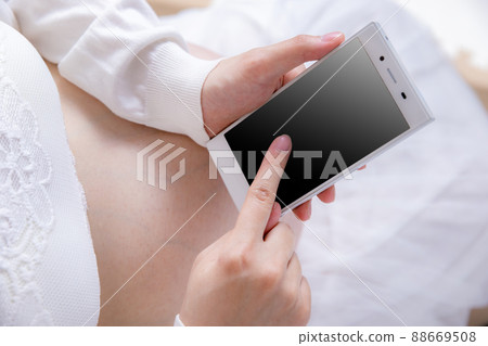 Maternity smartphone childbirth 88669508
